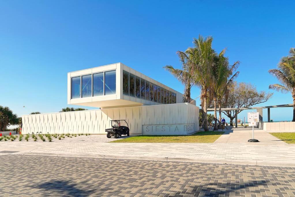 Modern, Fresh - Only 3 Miles To The Beach! *