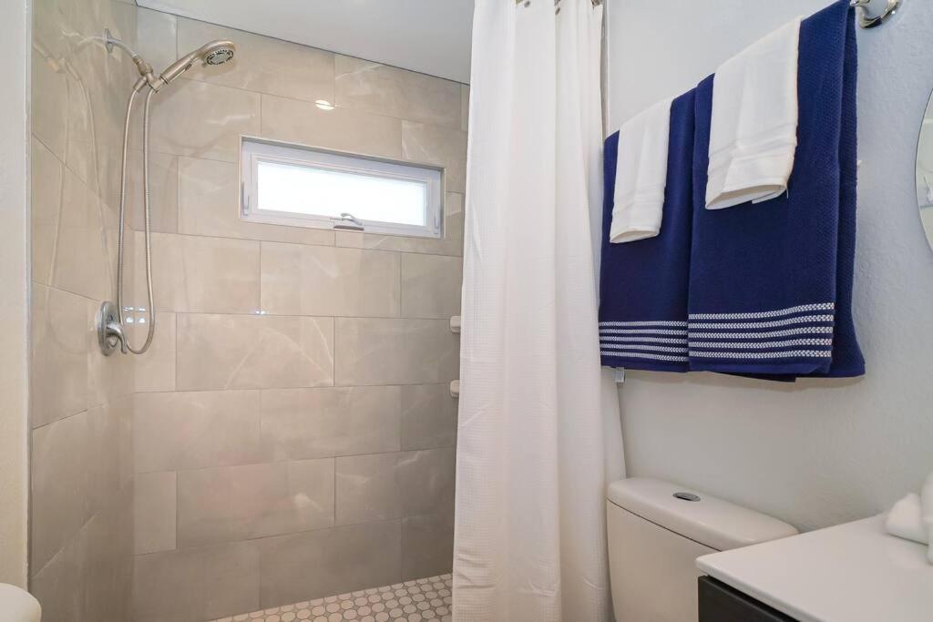 Modern, Fresh - Only 3 Miles To The Beach! Apartamento