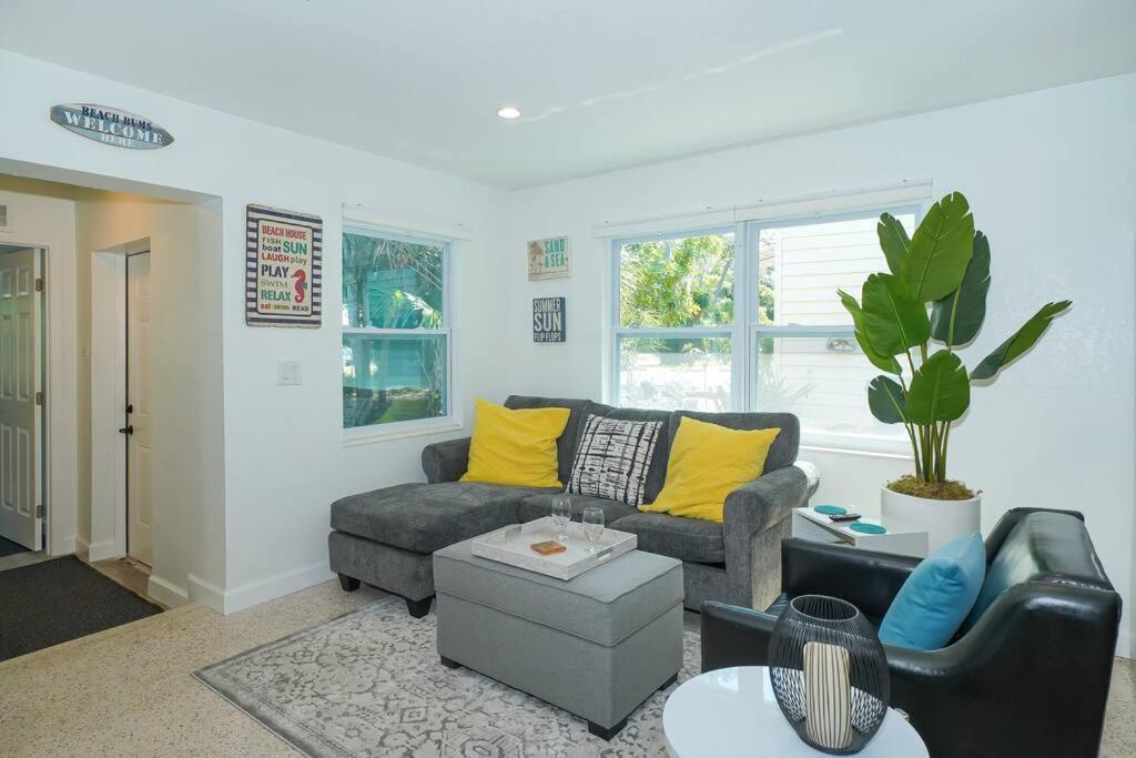 Modern, Fresh - Only 3 Miles To The Beach! Sarasota
