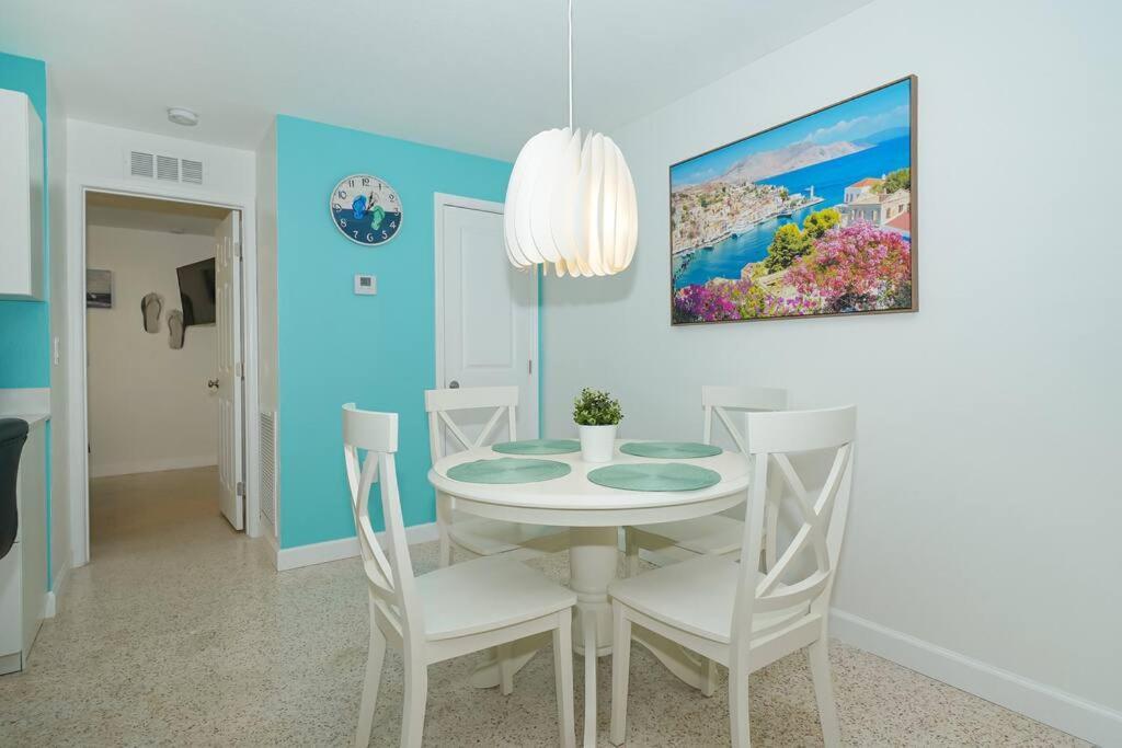 Modern, Fresh - Only 3 Miles To The Beach! *