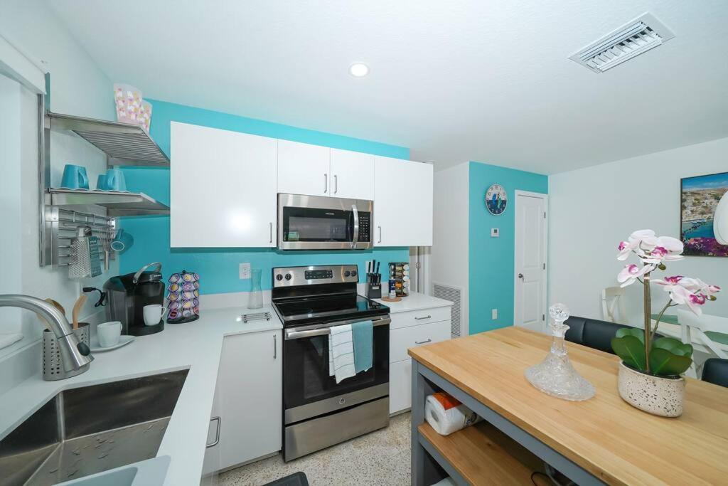 Modern, Fresh - Only 3 Miles To The Beach! *